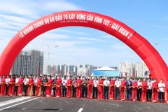 Thủ tướng Chính phủ Phạm Minh Chính và các lãnh đạo Ủy ban Nhân dân thành phố Hà Nội cắt băng khánh thành Cầu Vĩnh Tuy giai đoạn 2. (Ảnh: Việt Hùng/Vietnam+)