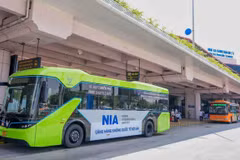 Xe buýt điện được Cảng hàng không quốc tế Nội Bài đưa vào khai thác nhằm phục vụ hành khách nối chuyến giữa 2 nhà ga hành khách. (Ảnh: PV/Vietnam+)