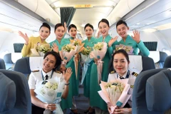 Chuyến bay đặc biệt ngày 8/3 với toàn bộ phi hành đoàn đều là nữ giới. (Ảnh: CTV/Vietnam+)