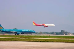 Máy bay của hai hãng hàng không Vietnam Airlines và Vietjet đang chuẩn bị cất, hạ cánh tại một sân bay. (Ảnh: PV/Vietnam+)
