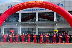 Thủ tướng Chính phủ Phạm Minh Chính cùng các đại biểu cắt băng khánh thành Dự án đầu tư mở rộng Cảng Hàng không Điện Biên. (Ảnh: Việt Hùng/Vietnam+)