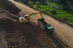 Nhà thầu thi công nâng cấp, cải tạo một dự án đường Quốc lộ. (Ảnh: Việt Hùng/Vietnam+)