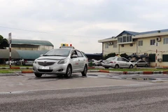 Học viên thi sát hạch lái xe trong sa hình tại một trung tâm đào tạo, sát hạch lái xe của Hà Nội. (Ảnh: Việt Hùng/Vietnam+)