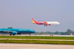 Giá vé máy bay tới các thành phố du lịch như Đà Nẵng, Phú Quốc, Nha Trang đang cao lên từng ngày do nhu cầu lớn và khả năng cung ứng có hạn. (Ảnh: CTV/Vietnam+) 