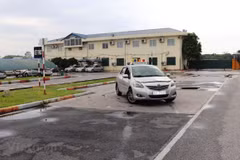Học viên thi sát hạch lái xe trong sa hình. (Ảnh: Việt Hùng/Vietnam+)