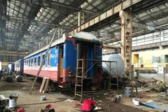 Sửa chữa toa xe tại Công ty cổ phần Xe lửa Gia Lâm. (Ảnh: Việt Hùng/Vietnam+)