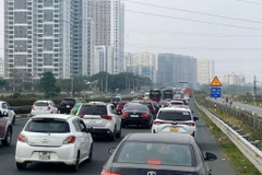 Phương tiện xếp hàng dài tại nút giao cuối đường cao tốc Pháp Vân hướng về trung tâm thành phố Hà Nội. (Ảnh: Việt Hùng/Vietnam+)