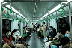 Nhiều hành khách đã lựa chọn đường sắt đô thị Cát Linh-Hà Đông làm phương tiện đi lại. (Ảnh: Huy Hùng/Vietnam+)