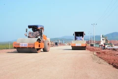 Nhà thầu thi công dự án cao tốc Bắc-Nam. (Ảnh: Việt Hùng/Vietnam+)