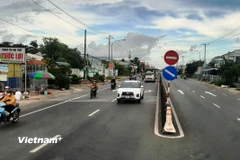 Phương tiện lưu thông trên đoạn tuyến Quốc lộ 1. (Ảnh: Việt Hùng/Vietnam+)