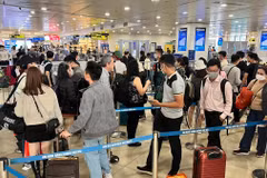 Hành khách xếp hàng dài vào làm thủ tục soi chiếu an ninh tại Cảng hàng không quốc tế Nội Bài. (Ảnh: CTV/Vietnam+)
