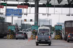 Một số tuyến Cao tốc Bắc-Nam sẽ thí điểm thu phí điện tử không dừng bỏ barie đầu vào ở trạm thu phí. (Ảnh: Việt Hùng/Vietnam+)