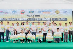 Học sinh được nâng cao nhận thức về giao thông xanh và an toàn. (Ảnh: CTV/Vietnam+)