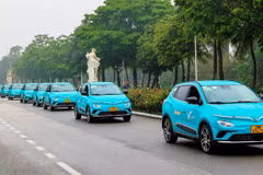 Xe ôtô điện VF e34 và VF 8 của hãng taxi điện đầu tiên tại Việt Nam. (Ảnh: Việt Hùng/Vietnam+)
