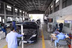 Lưu lượng phương tiện đến kiểm định gia tăng trong dịp cuối năm. (Ảnh: Hoài Nam/Vietnam+)