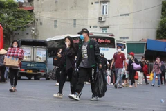 Người dân lĩnh kỉnh đồ đạc trở về Thủ đô trong ngày cuối nghỉ lễ 30/4-1/5. (Ảnh: Việt Hùng/Vietnam+)