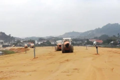 Nhà thầu thi công một đoạn tuyến cao tốc Bắc-Nam phía Đông. (Ảnh: Việt Hùng/Vietnam+)