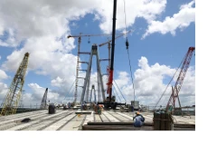 Nhà thầu tập trung triển khai thi công đảm bảo thông xe Cầu Mỹ Thuận 2 trước ngày 31/12/2023. (Ảnh: Huy Hùng/TTXVN)