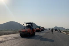 Nhà thầu thi công một đoạn tuyến cao tốc Bắc-Nam phía Đông. (Ảnh: Việt Hùng/Vietnam+)