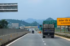 Phương tiện lưu thông trên đoạn tuyến Cao tốc Bắc-Nam đã được thông xe và đưa vào vận hành, khai thác. (Ảnh: Việt Hùng/Vietnam+)