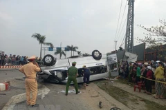 Hiện trường vụ tai nạn giao thông nghiêm trọng ở Quảng Nam vào ngày 14/2 giữa xe khách và xe đầu kéo làm 10 người tử vong. (Ảnh: Trịnh Bang Nhiệm/TTXVN)