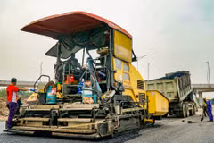 Nhà thầu thực hiện bảo trì một tuyến đường bộ. (Ảnh: Minh Hiếu/Vietnam+)
