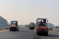 Nhà thầu thi công thảm nhựa bê tông mặt đường tại dự án Cao tốc Bắc-Nam. (Ảnh: Việt Hùng/Vietnam+)