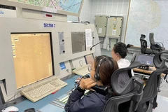 Nhân viên kiểm soát viên không lưu điều hành bay tại Trung tâm Kiểm soát đường dài Hồ Chí Minh. (Ảnh: PV/Vietnam+)