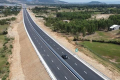 Mục tiêu của Tập đoàn Sơn Hải là đưa cao tốc Nha Trang-Cam Lâm lọt top những con đường đẹp nhất cả nước và cam kết bảo hành chất lượng 10 năm cho công trình này. (Ảnh: CTV/Vietnam+)