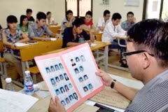 Làm thủ tục trong phòng thi (Nguồn: TTXVN)