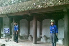 Từ sáng sớm, các tình nguyện viên đến từ trường Đại học Bách Khoa đang đứng "canh" các tấm bia Tiến sĩ. (Ảnh: Kim Anh/Vietnam+)