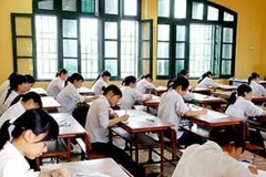 Thí sinh làm bài nghiêm túc trong phòng thi( Ảnh: Sơn Bách/Vietnam+)
