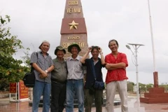 Các nhạc sĩ đi thực tế sáng tác và biểu diễn phục vụ ở quần đảo Trường Sa. (Nguồn: Hội Nhạc sĩ Việt Nam)