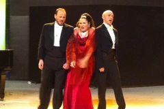 Nhóm nhạc trữ tình hài hước Pháp trong đêm diễn 7/10 tại Hà Nội. (Ảnh: Nguyễn Anh/Vietnam+) 