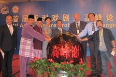 NSND Lê Hùng (ngoài cùng bên phải) cùng các thành viên sáng lập “Liên minh sân khấu Châu Á” bấm nút khởi động quả cầu sân khấu. (Nguồn: Nhà hát Kịch Việt Nam)