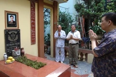 Tác giả kịch bản "Làm đĩ" cùng con rể và cháu của nhà văn Vũ Trọng Phụng bên mộ nhà văn chiều 12/5/2011 (ảnh: Nguyễn Anh/ Vietnam+)