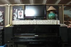 Chiếc đàn piano trong căn phòng của nhạc sĩ Xuân Oanh (Ảnh: Nguyễn Anh/ Vietnam+)