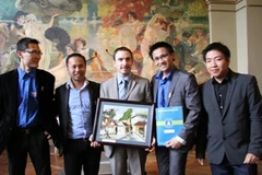 Hội sinh viên Việt Nam tại Pháp trao quà tặng cho ông Phó thị trưởng thành phố Toulouse (Nguồn: Hội sinh viên Việt Nam tại Pháp)