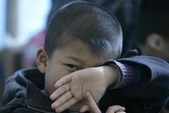 Chứng tự kỷ có thể nhận diện từ thói quen tránh né giao tiếp ở trẻ (Ảnh: minh họa)