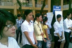 Thí sinh mùa tuyển sinh đại học năm 2010 căng thẳng chờ vào thi. (Ảnh: Kim Anh/ Vietnam+)