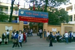 Trước giờ vào thi, tại điểm thi của Viện Đại học mở Hà Nội. (Ảnh: Kim Anh/Vietnam+)