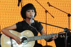 Lê Cát Trọng Lý một mình một đàn kể chuyện bằng âm nhạc cùng khán giả (Nguồn: TTXVN)