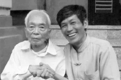 Đại tướng Võ Nguyên Giáp chụp ảnh cùng Đại tá Trần Hồng (Nguồn: Đại tá Trần Hồng cung cấp).