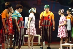 Cảnh trong vở diễn "Thành phố Cười 5 mùa" (Ảnh: Nguyễn Anh/ Vietnam+)