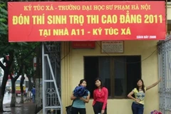 Tại một điểm đón thí sinh thi cao đẳng đăng ký ở trọ, ảnh chụp vào 17 giờ chiều 14/7 (Ảnh: Nguyễn Anh/Vietnam+)