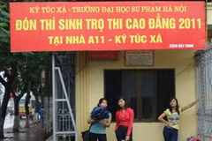 Tại một điểm đón thí sinh thi cao đẳng đăng ký ở trọ, ảnh chụp vào 17 giờ chiều 14/7 (Ảnh: Nguyễn Anh/Vietnam+)
