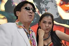 Nghệ sỹ ưu tú Chí Trung cùng thí sinh nữ duy nhất trong nhóm thí sinh đứng đầu cuộc thi Vua hài đất Việt 2011.(Nguồn: Internet) 