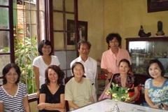 Các học trò xưa về thăm thầy giáo (Ảnh: Nguyễn Anh/Vietnam+)