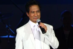 Ca sĩ Chế Linh trong đêm hát mà nhà tổ chức chưa hoàn thành nghĩa vụ bản quyền với các nhạc sĩ (Nguồn: Internet)