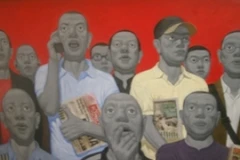 Bức tranh "Chứng khoán đỏ" gây chú ý trong triển lãm. (Ảnh: Nguyễn Anh/ Vietnam+)